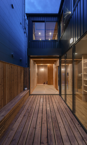 広縁上空には将来邸にタープをかける予定。