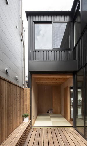 南側の建物高さを抑え、ビルの谷間でも十分な採光を確保。