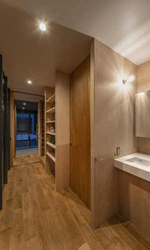 洗面・トイレはコンパクトに階段下へ集約。