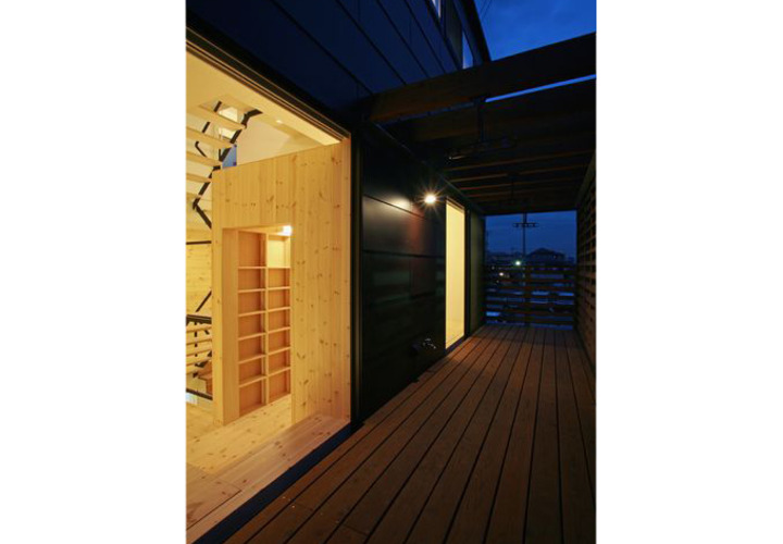 カフェのある家　デッキテラス夕景