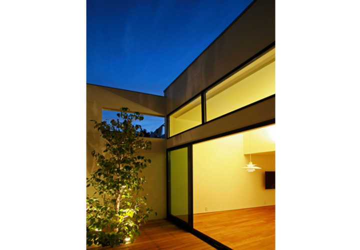 空と暮らす家のデッキテラス夕景