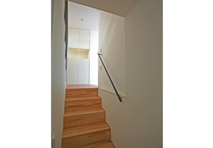 半地下から玄関を見る