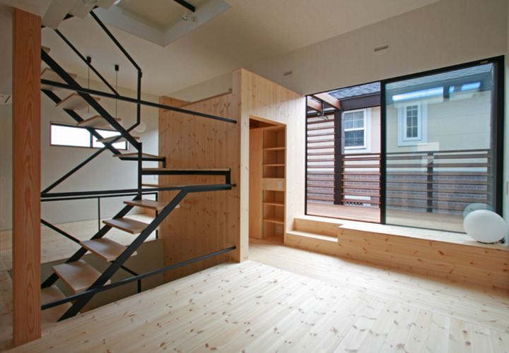 リビング、デッキテラス、ダイニングの関係を見る