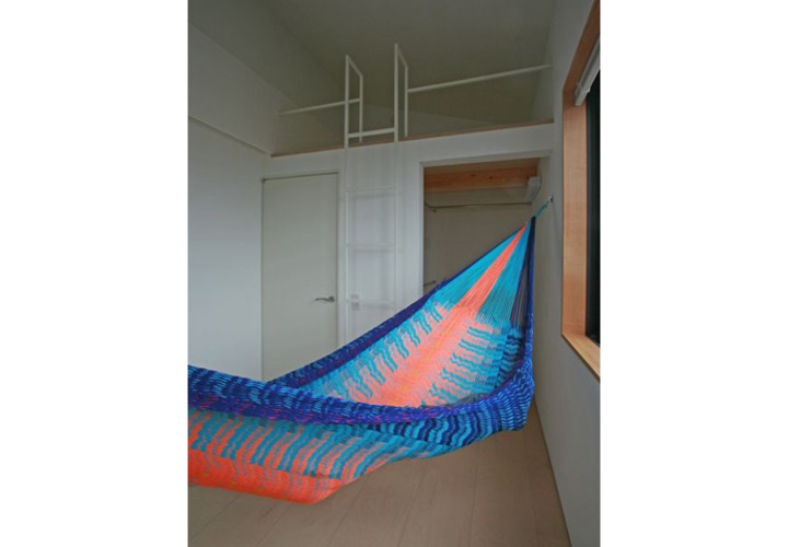 天井が高くロフト付き書斎、ハンモック