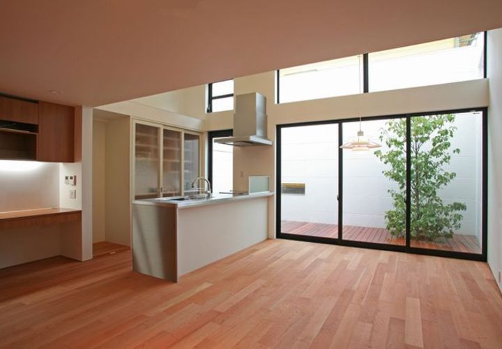 リビングからデッキテラス側を見る