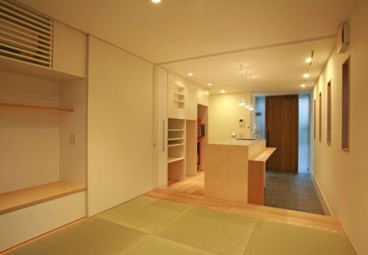 和室からカフェコーナーのある土間を見る