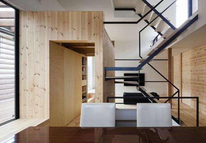 ダイニングから階段を通してリビングを見る