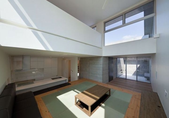 吹き抜けで明るく開放的なリビング