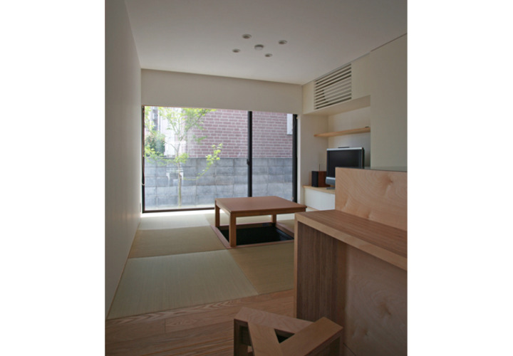 土間の隣の和室を見る