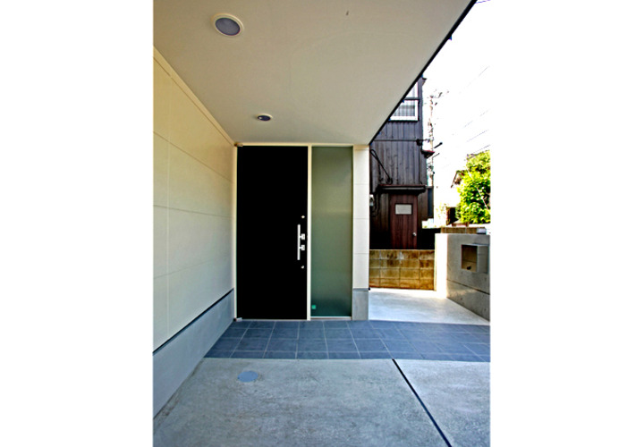 庇のある玄関ポーチ