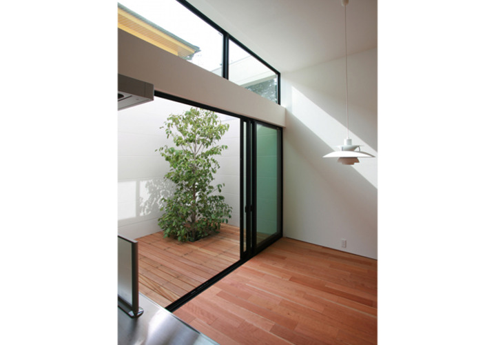 キッチンから高窓を通して空が見える