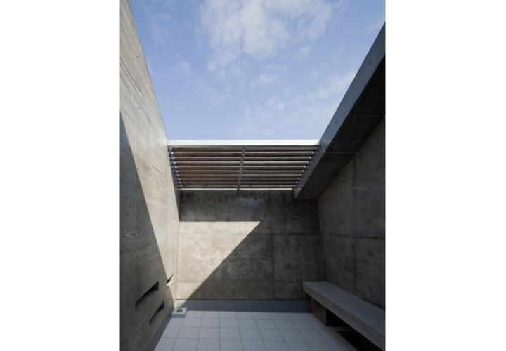 北側の柔らかい光を取り入れるテラス