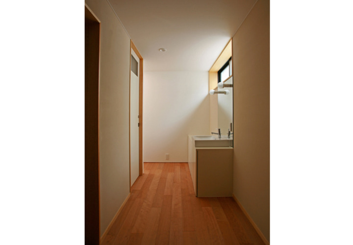 半地下の通路に設けた洗面コーナー