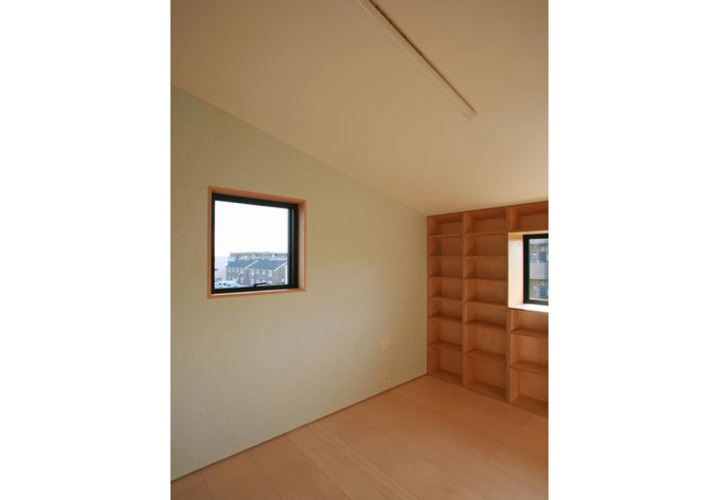 天井が傾斜した子供室