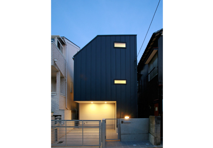 空と暮らす家の外観夕景