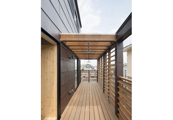 リビング、ダイニングがデッキテラスを通して外でも繋がる