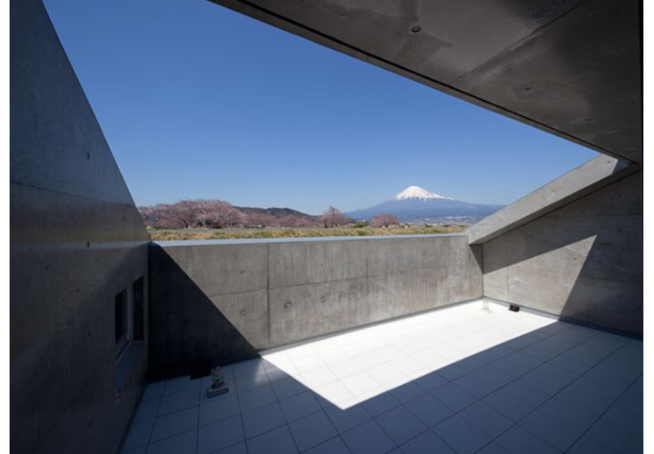 風景を切り取ったコンクリートの壁