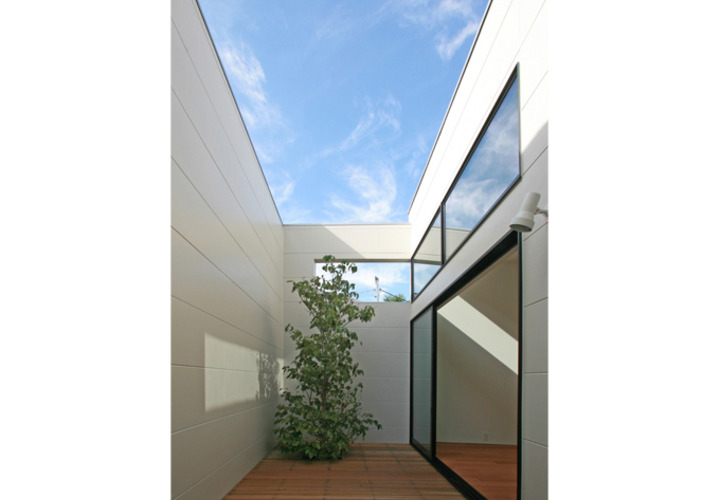 空に繋がるデッキテラス