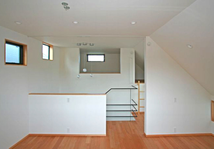 子供室からロフト側を見る