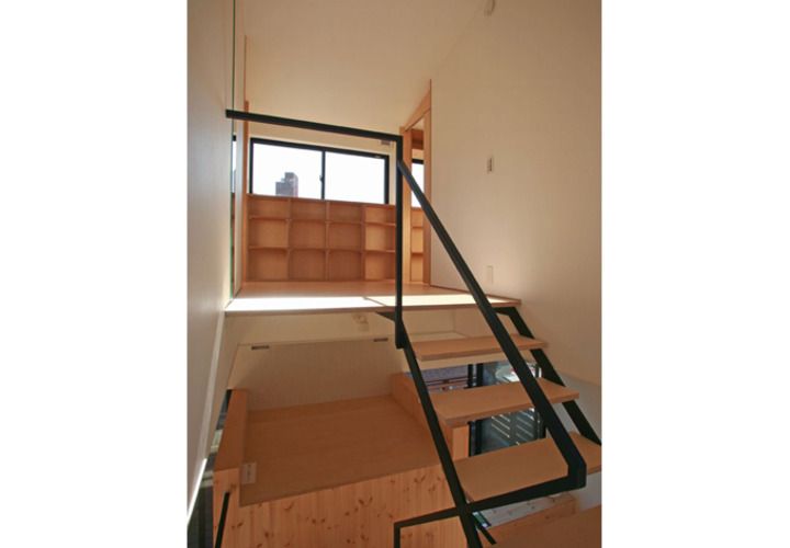 子供スペースは、書斎前から半階上がった高さにある