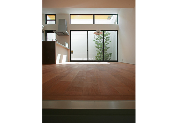 LDKを通してデッキテラスを見る