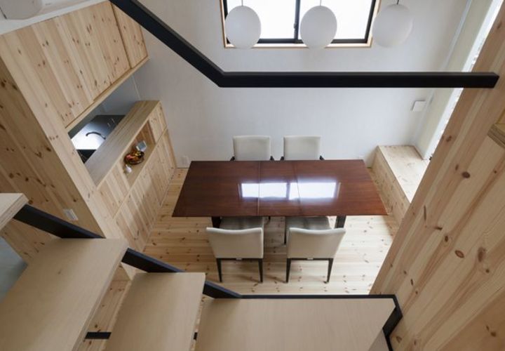 階段からダイニングを見る