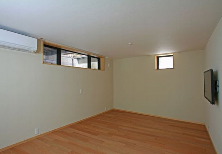 半地下の主寝室