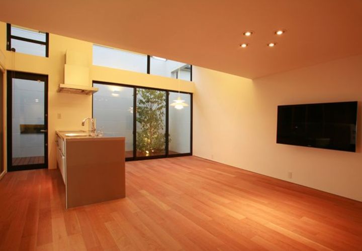 空と暮らす家のLDK夕景色