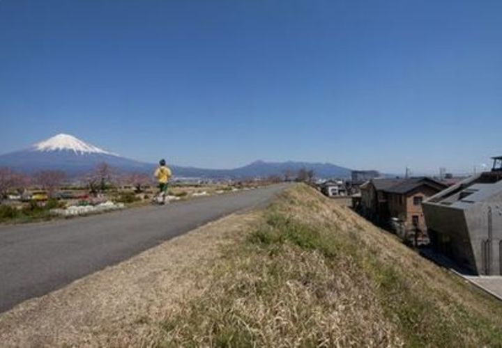 風景の関係性から導かれた傾いた壁