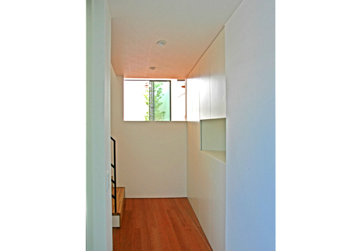 北側の玄関を入ると、南側のデッキテラスまで見通せる