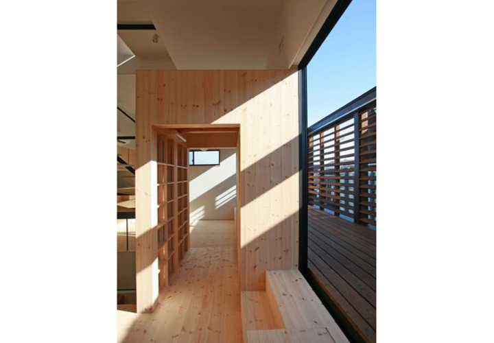 収納ボックスを通してリビングとダイニングが行き来できる