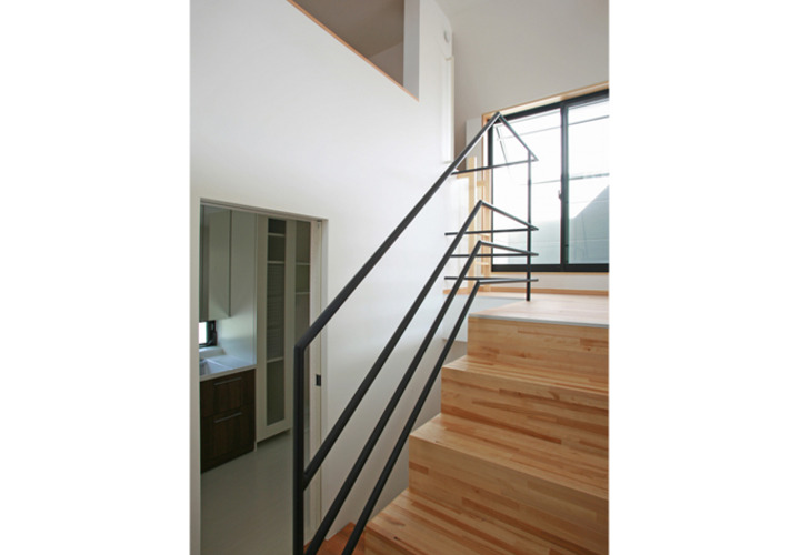 洗面室から半階あがると洗濯物干バルコニー