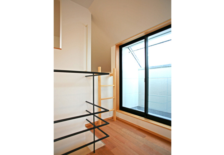 物干バルコニーとロフトへの階段