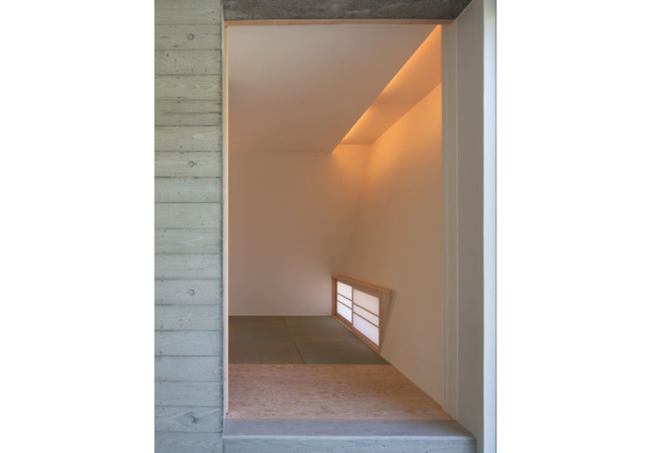 斜めの壁を利用した間接照明のある和室