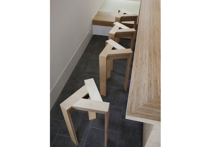 スタッキングチェア　スパイラルのあるカフェコーナー