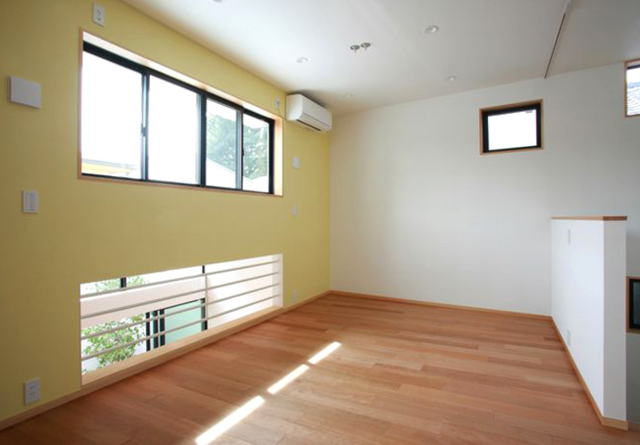 子供室の下の開口からLDKが見える