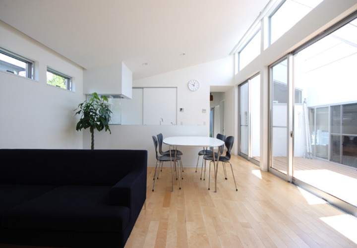 中庭に面したシンプルな内観のLDK