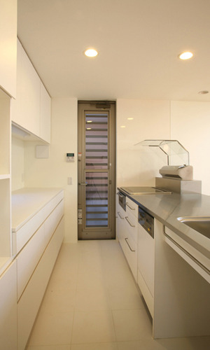 白を基調としたオープンなキッチン