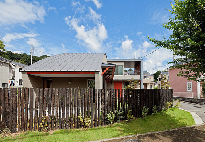 柵の木杭が効果的なR屋根の家