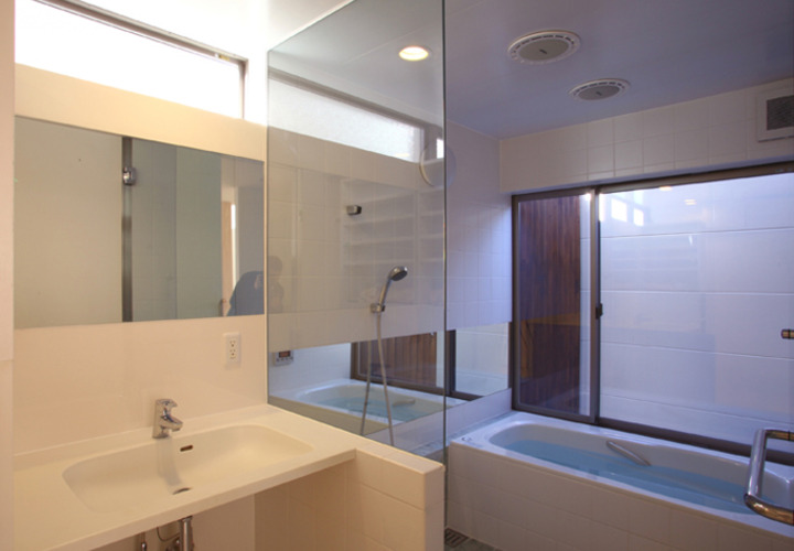 洗面室から浴室を見る