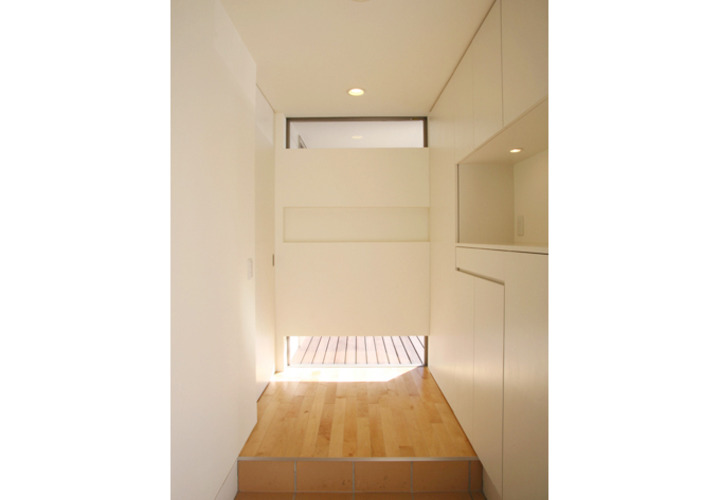 高窓と地窓から見るデッキテラスの様子