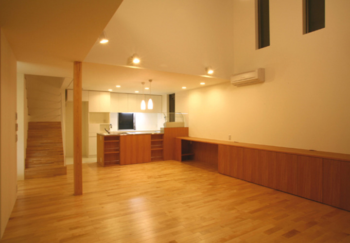 白い壁とクリア塗装のバーチ材の組み合わせデザイン