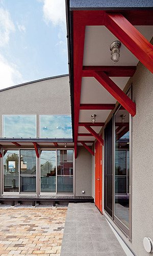 和でも洋でもない個性派住宅の玄関アプローチ