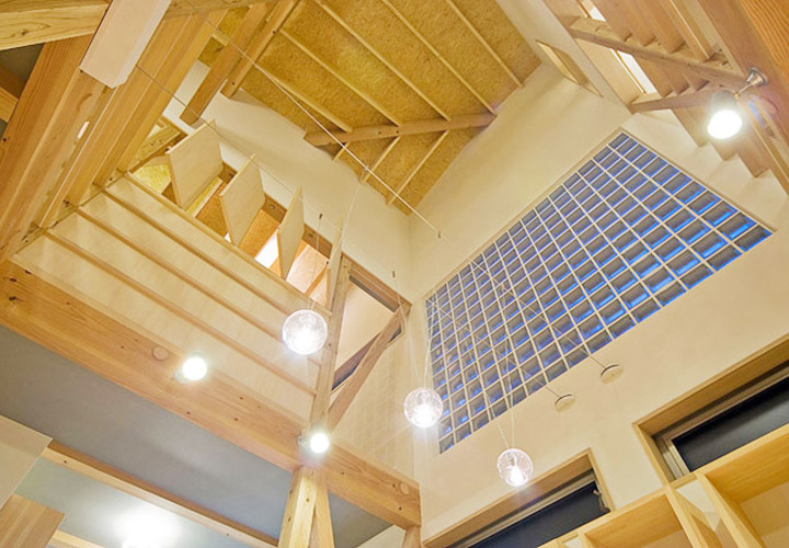 ガラスブロックの開口がある吹き抜け