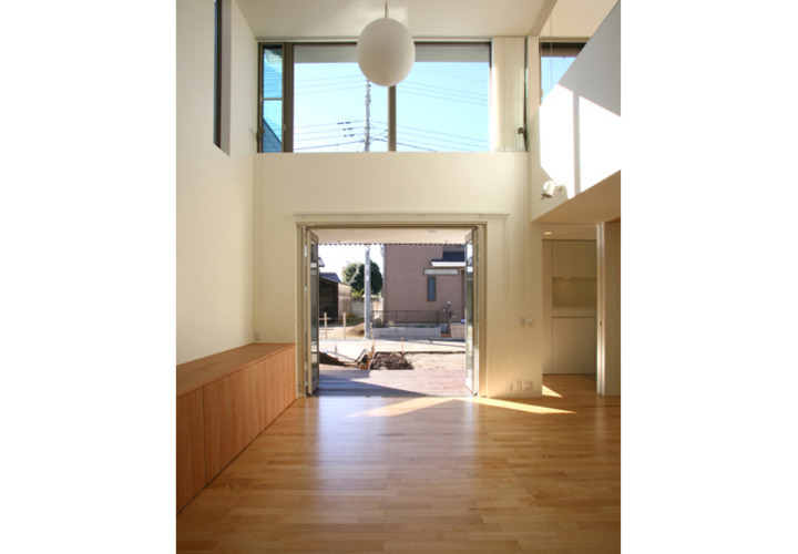 上部の窓とリビングの開放感