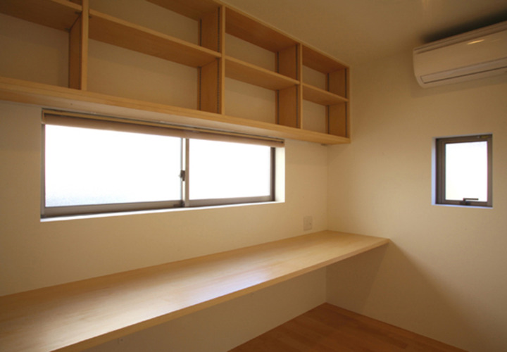 天井を低く抑えたスタディールーム