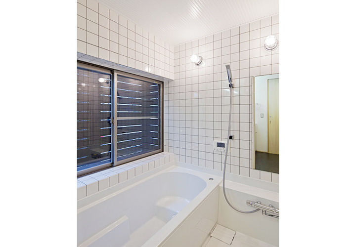 ハーフユニットの浴室，快適なモダンの洗面・浴室