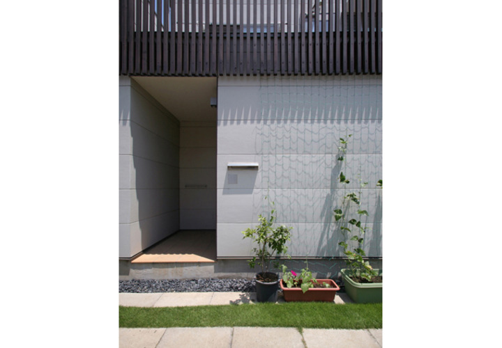 縞模様のアプローチガーデン