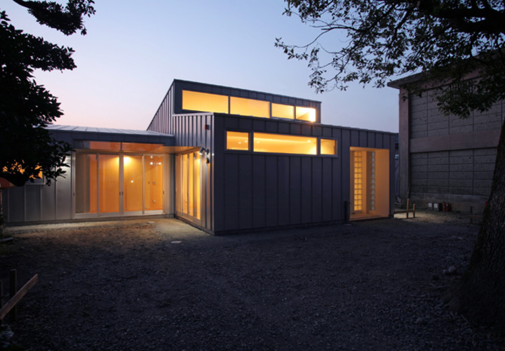 夕景　横長窓から光が漏れる