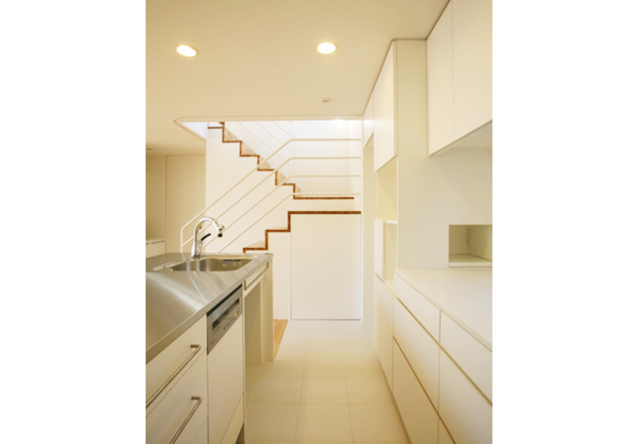 キッチンから階段をみる